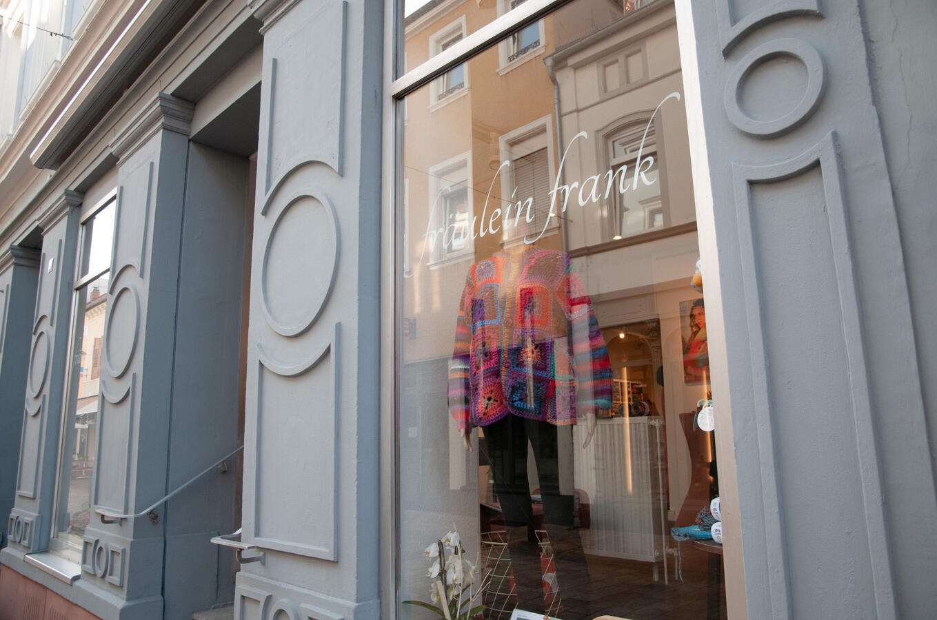 Ladenfront, Schaufenster Ladenfront und rechtes Schaufenster sowie der Haupteingang sind zu sehen.